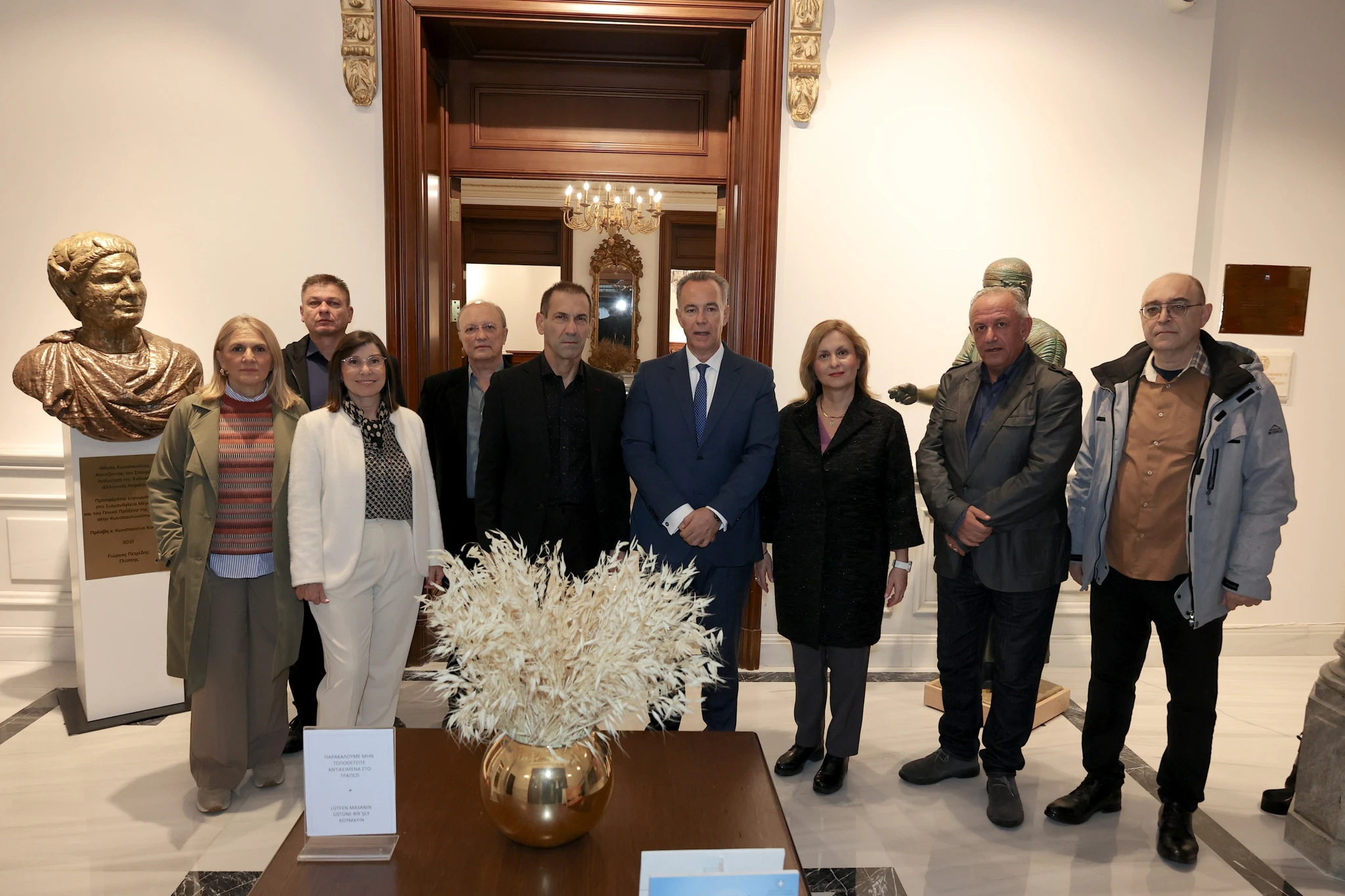 Αντιπροσωπεία της ΕΣΗΕΜ-Θ και του Μορφωτικού Ιδρύματός της στο<br>Προξενείο της Ελλάδας στην Κωνσταντινούπολη, με τον γενικό πρόξενο, Πρέσβη Κωνσταντίνο Κούτρα