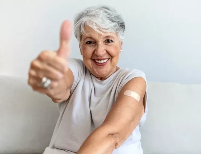 Γιατί τα εμβόλια «δουλεύουν» λιγότερο μετά τα 65; Οι ειδικοί εξηγούν