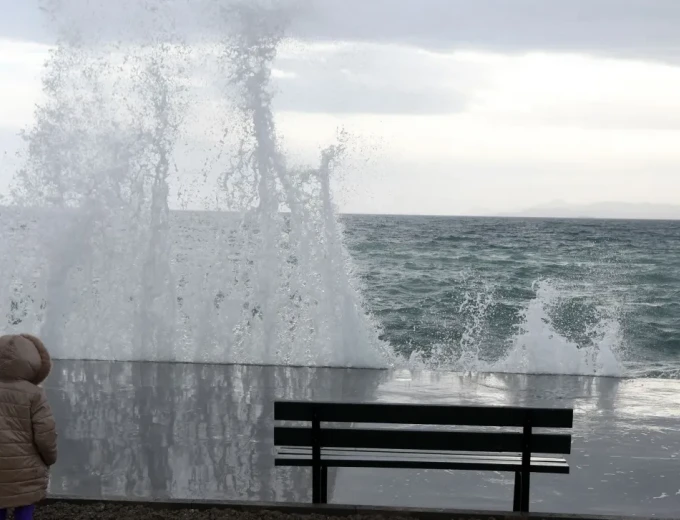 Νέο δελτίο ΕΜΥ: Ισχυρές βροχές, θυελλώδεις άνεμοι μέχρι εννέα μποφόρ και αφρικανική σκόνη