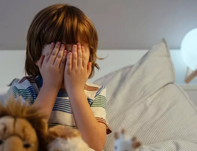 Πώς γεννιέται μια φοβία; Το αμφιλεγόμενο «πείραμα του μικρού Άλμπερτ» που έμεινε στην ιστορία της ψυχολογίας