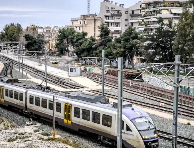 Φωτιά στον Ασπρόπυργο: Διακοπή κυκλοφορίας των τρένων του Προαστιακού στη γραμμή Κιάτο – Πειραιάς – Κιάτο