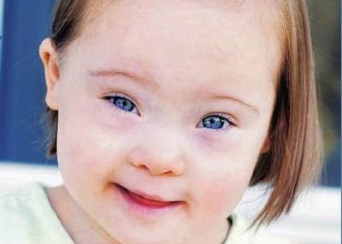 ΑΓΚΑΛΙΑΣΕ ΣΦΙΧΤΑ ΤΟ ΠΑΙΔΙ ΜΕ ΤΟ ΕΝΑ ΧΡΩΜΟΣΩΜΑ ΠΑΡΑΠΑΝΩ!