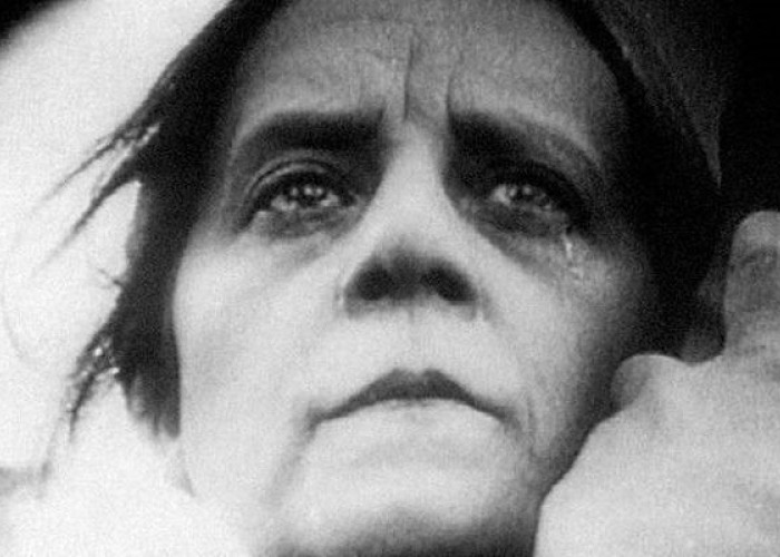 Όταν μια μάνα κλαίει, λυγίζει ακόμα και ο Θεός.