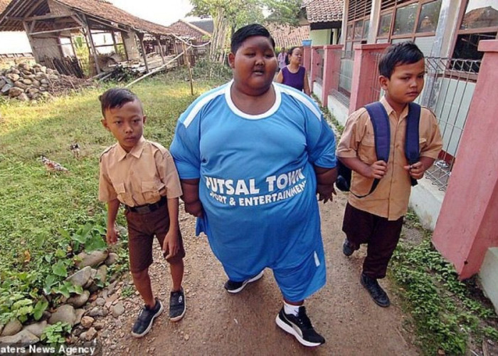 Ο ΥΠΕΡΒΑΡΟΣ 12ΧΡΟΝΟΣ ΑΠΟ ΤΗΝ ΙΝΔΟΝΗΣΙΑ ΕΧΑΣΕ 90 ΚΙΛΑ ΣΕ ΕΝΑ ΧΡΟΝΟ ΚΑΙ ΘΕΛΕΙ ΝΑ ΓΙΝΕΙ ΠΟΔΟΣΦΑΙΡΙΣΤΗΣ!