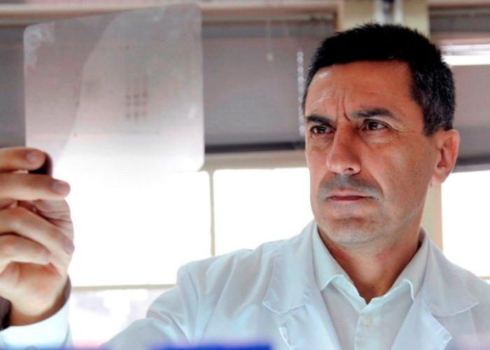 ΔΗΜΗΤΡΗΣ ΚΟΥΡΕΤΑΣ:ΑΝΑΚΑΛΥΨΕ ΤΟ ΚΕΙΚ ΠΟΥ ΠΕΡΙΕΧΕΙ ΤΙΣ ΘΕΡΜΙΔΕΣ ΚΑΙ ΤΙΣ ΠΡΩΤΕΙΝΕΣ ΕΝΟΣ ΠΛΗΡΟΥΣ ΓΕΥΜΑΤΟΣ!