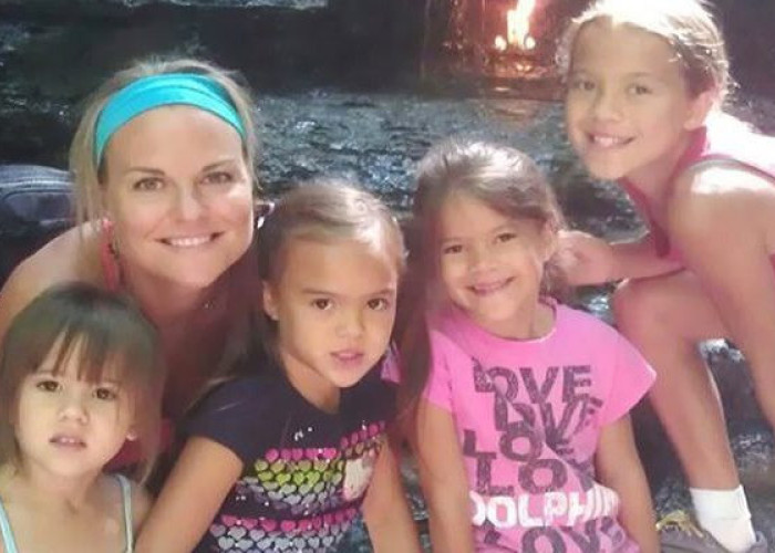 Μάνα Υιοθέτησε Τις 4 Κόρες Της Καλύτερής Της Φίλης Που Πέθανε Από Καρκίνο Και Συγκινεί