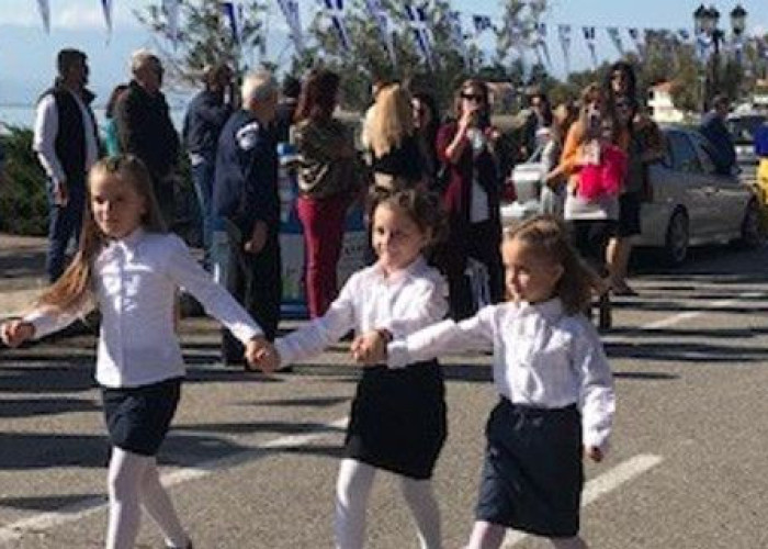 ΣΤΥΛΙΔΑ:ΣΥΓΚΙΝΗΣΕ Η ΠΑΡΕΛΑΣΗ ΤΥΦΛΗΣ ΜΑΘΗΤΡΙΑΣ – ΤΗΝ ΚΡΑΤΟΥΣΑΝ ΑΠΟ ΤΟ ΧΕΡΙ ΣΥΜΜΑΘΗΤΡΙΕΣ ΤΗΣ!