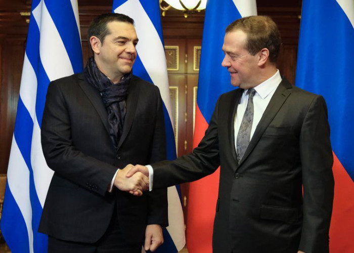 EΠΙΣΚΕΨΗ ΤΣΙΠΡA ΣΤΗ ΜΟΣΧΑ: ΤΟ ΜΠΛΕ ΦΟΥΛΑΡΙ ΠΟΥ ΤΡΑΒΗΞΕ ΤΗΝ ΠΡΟΣΟΧΗ ΤΟΥ ΜΕΝΤΒΕΝΤΕΦ!