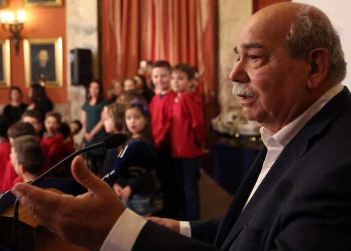 ΧΡΙΣΤΟΥΓΕΝΝΙΑΤΙΚΑ ΚΑΛΑΝΤΑ ΑΠΟ ΣΥΛΛΟΓΟΥΣ ΚΑΙ ΧΟΡΩΔΙΕΣ ΣΤΟΝ ΠΡΟΕΔΡΟ ΤΗΣ ΒΟΥΛΗΣ!