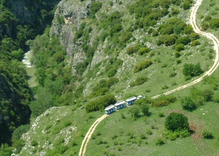 Στο Φαράγγι του Αγγίτη: Λειτουργεί και πάλι το τρενάκι