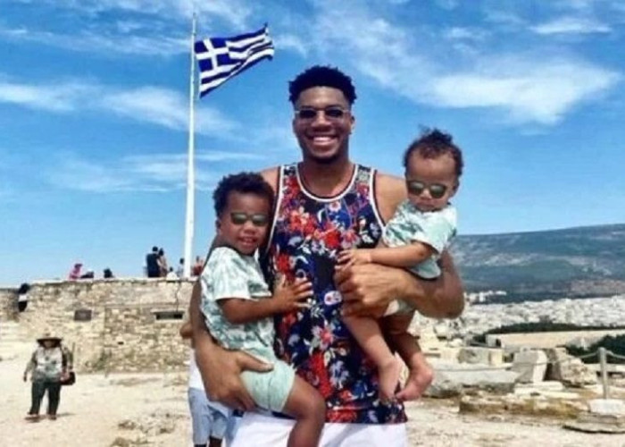 Ο Γιάννης Αντετοκούνμπο βρέθηκε στην Ακρόπολη με τους γιους του και το είδε όλος ο πλανήτης