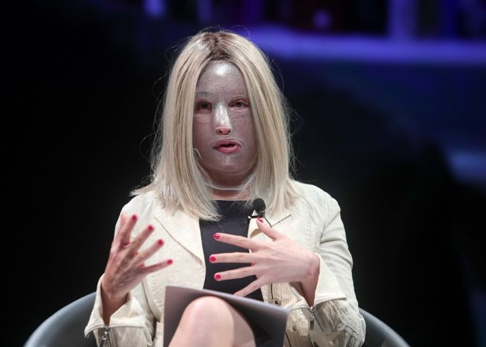 Ιωάννα Παλιοσπύρου: Πετάει τη μάσκα και «είναι όμορφη»