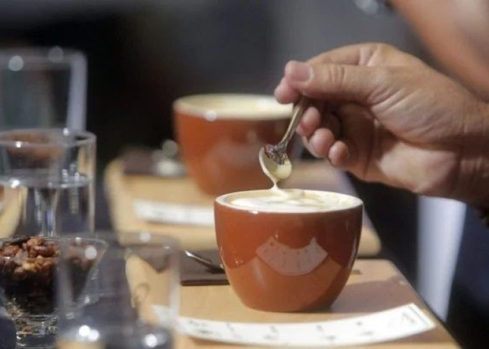 Μικρότερος ο κίνδυνος πρόωρου θανάτου για όσους πίνουν καφέ, ακόμη και με ζάχαρη