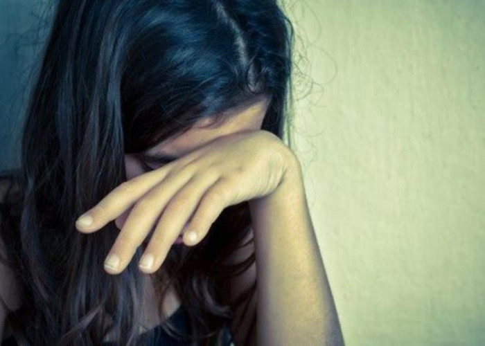 22χρονη κοπέλα  Κατήγγειλε για βιασμό τον πατέρα της