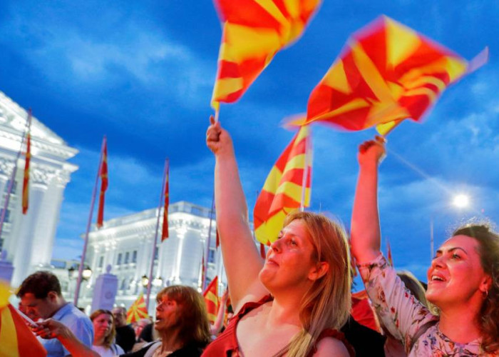 Από το VMRO-DPMNE και τα άλλα εθνικιστικά σλαβικά κόμματα: Διαδηλώσεις, μπροστά στο κτήριο της κυβέρνησης της Βόρειας Μακεδονίας