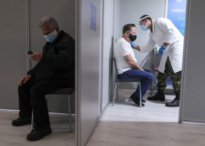 Σε δύο φάσεις ο εμβολιασμός για την μετάλλαξη Όμικρον – Έρχεται νέο πρωτόκολλο για το άνοιγμα των σχολείων