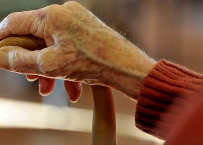 Πέταξε 6.000 ευρώ από το μπαλκόνι για να «σώσει» την κόρη της