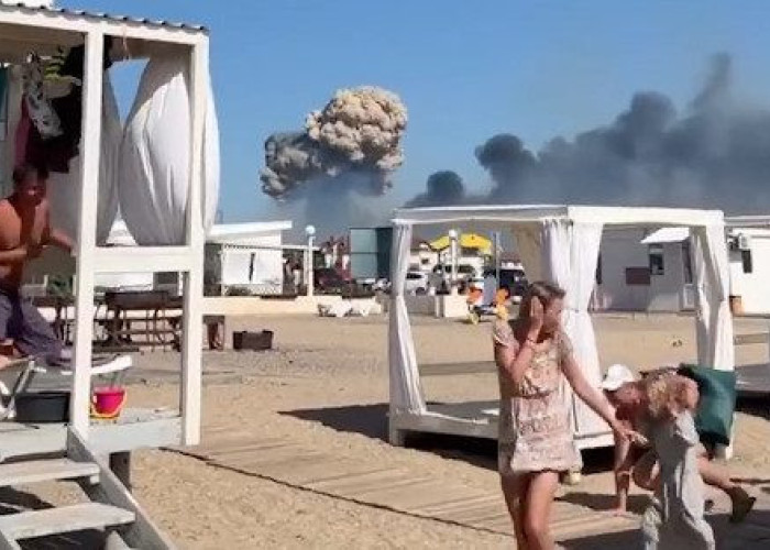 Κριμαία: Με φόντο εκρήξεις και ελικόπτερα κάνουν τα μπάνια τους οι Ρώσοι τουρίστες – Δείτε βίντεο