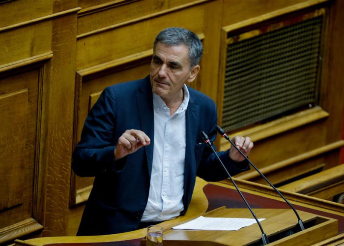 Ευκλείδης Τσακαλώτος: Η κυβέρνηση υποθηκεύει το μέλλον μας για να κάνει δώρα στους φίλους της