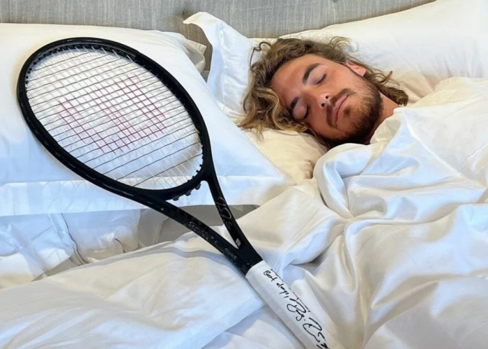 Στέφανος Τσιτσιπάς: Δεν αποχωρίζεται τη ρακέτα-δώρο του Φέντερερ «ούτε στον ύπνο του»
