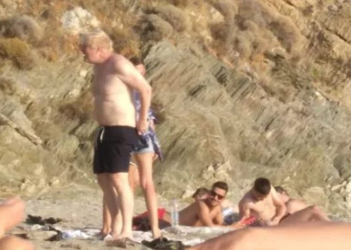 Μπόρις Τζόνσον: Ξέγνοιαστος κάνει διακοπές στην Κάρυστο – Τον κράζουν τα βρετανικά μέσα
