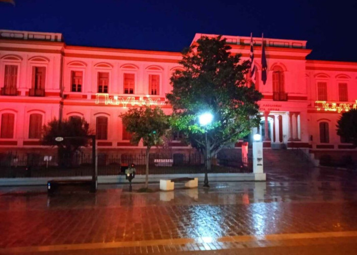 Στο πλαίσιο της Παγκόσμιας Ημέρας Ερυθρού Σταυρού Φωτίστηκε το Διοικητήριο