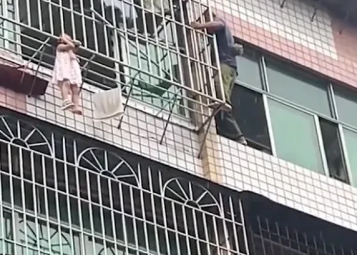 Κίνα: Γείτονες σώζουν κορίτσι που κρέμεται από παράθυρο του 5ου ορόφου (βίντεο)
