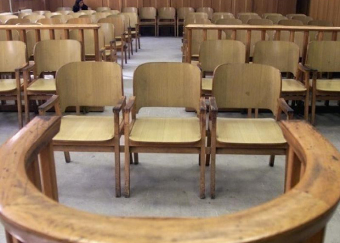 Λάρισα: Έκλεβε τα χρήματα του συζύγου της με τον εραστή της