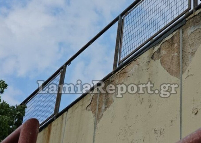 Λαμία: Στο νοσοκομείο μαθητής – Έπεσε από ύψος 5 μέτρων, όταν υποχώρησε κάγκελο