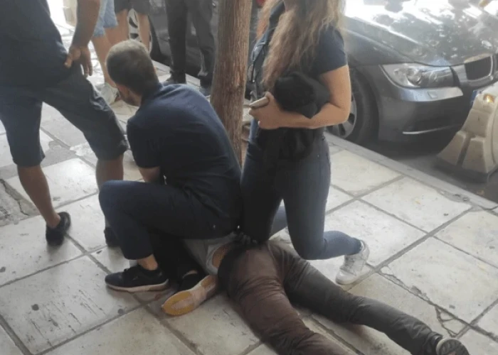 Θεσσαλονίκη: Περαστικοί ακινητοποίησαν ληστή πριν διαρρήξει χρυσοχοείο