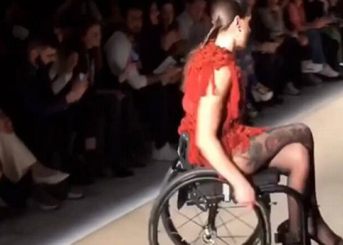 Ναύπακτος: Μαθήματα ζωής από μοντέλο που έκανε πασαρέλα μετά το ατύχημα που την άφησε ανάπηρη!