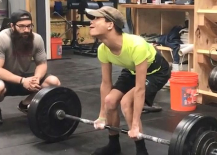 Νεαρός με εγκεφαλική παράλυση κάνει deadlift- Έγινε ο ήρωας του Σβαρτσενέγκερ!