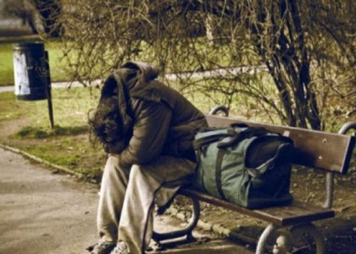 Παρατήρησε έναν άστεγο άντρα που ζητούσε φαγητό. Τότε, δεν ήξερε τι άνθρωπος ήταν.
