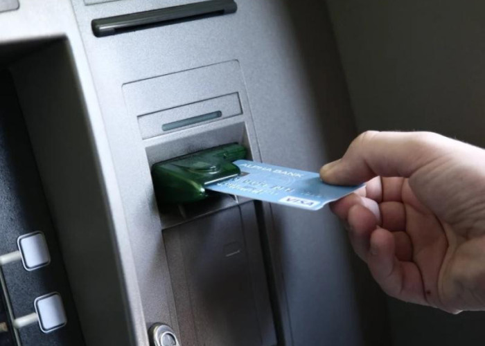 Απίστευτο: Αφαίρεσε 150.000 ευρώ από τον λογαριασμό των παιδιών του – Πέταξε έξω από το σπίτι τη γυναίκα του