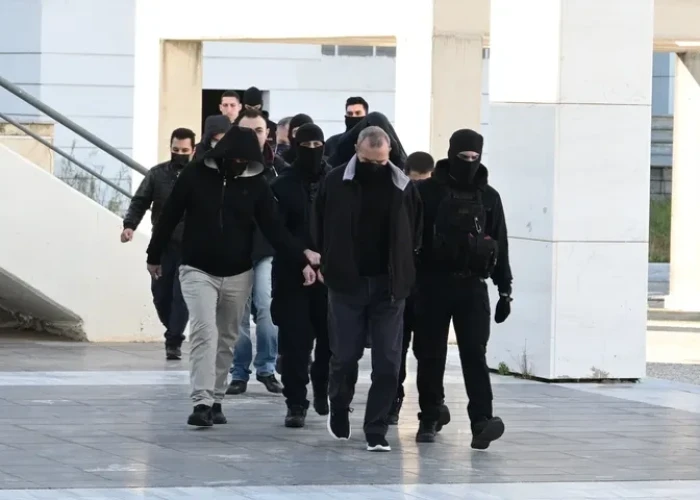 Ένταση στη δίκη για τη 12χρονη στον Κολωνό: Η μητέρα όρμησε στον Ηλία Μίχο