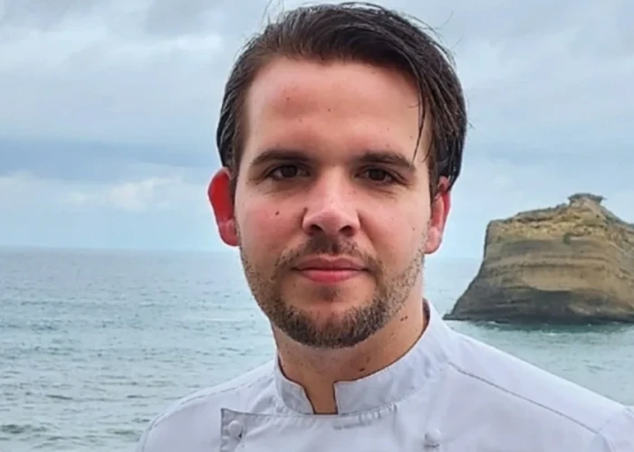 Γαλλία: Βραβευμένος σεφ απολύθηκε γιατί έκανε «εξευτελιστικό καψόνι» σε υπάλληλο – «Τον έδεσε γυμνό σε καρέκλα με μήλο στο στόμα»