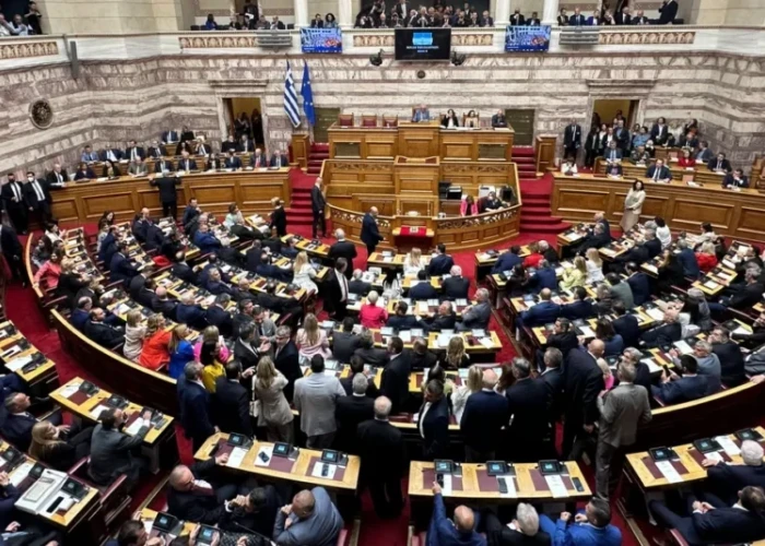Πέρασε με 176 «Ναι» το νομοσχέδιο για τα ομόφuλα ζευγάρια