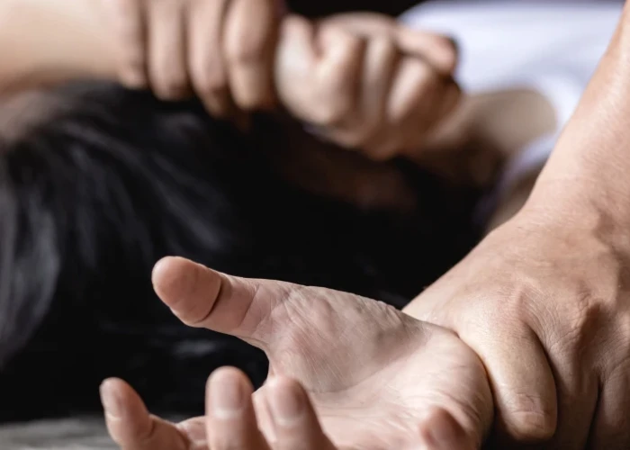 Φρίκη στη Λαμία: Ζευγάρι βίασε 19χρονη, ενώ ήταν μεθυσμένη – Την τράβηξαν βίντεο