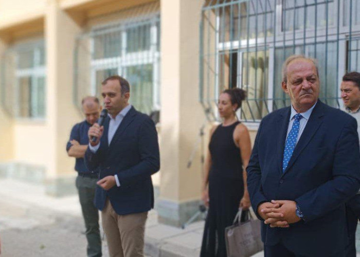 Ο Τάσος Χατζηβασιλείου βρέθηκε κοντά στα παιδιά στον αγιασμό για τη νέα σχολική χρονιά