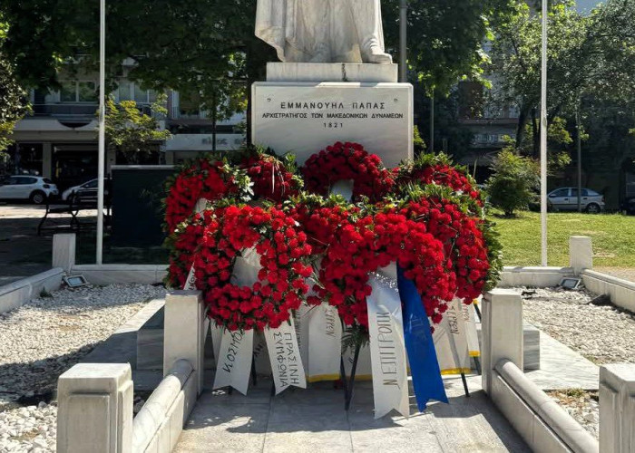 Γέμισε στεφάνια το άγαλμα του Εμμανουήλ Παππά