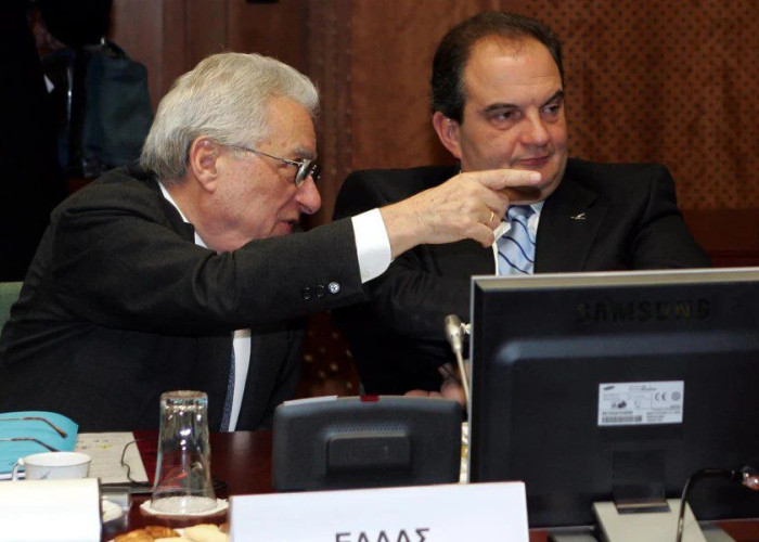 Καραμανλής για Μολυβιάτη: Χάνω έναν δικό μου άνθρωπο, θα κρατώ τις πολύτιμες διδαχές του