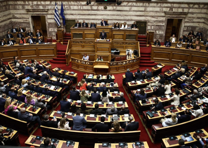 Στα δάχτυλα των χεριών οι βουλευτές που πήγαν να διαβάσουν τη δικογραφία για τα Τέμπη