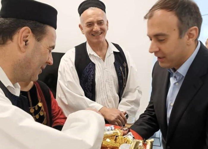 Τα Κάλαντα του Λαζάρου έψαλλαν Παιδιά και Μέλη Πολιτιστικών Συλλόγων στον ΥΦΥΠΕΞ Τάσο Χατζηβασιλείου