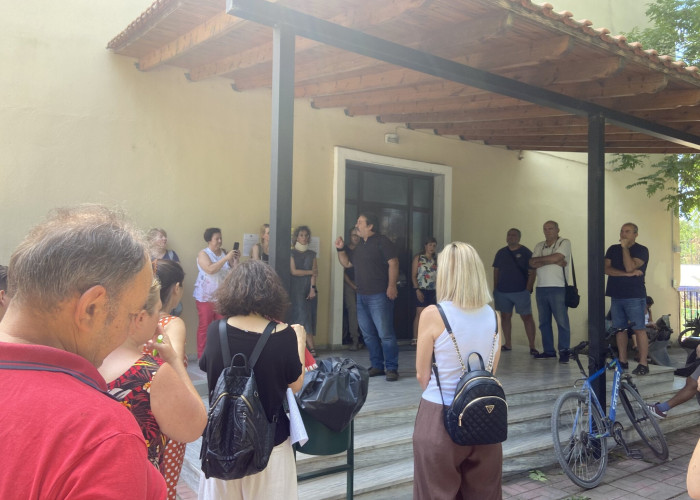 Παράσταση διαμαρτυρίας εκπαιδευτικών στην Δ/νση Αθμιας Εκπαίδευσης Σερρών