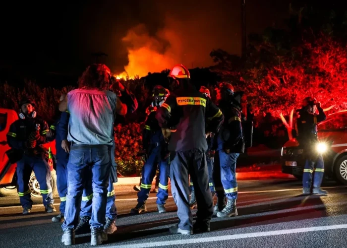 Ανεξέλεγκτη η φωτιά στην Ιεράπετρα με νέο μέτωπο τη νύχτα - Κάηκαν σπίτια, εκκενώθηκαν οικισμοί (βίντεο)