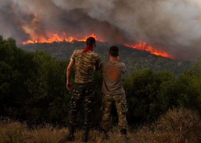 Μαίνεται η φωτιά στη Βουρβουρού Χαλκιδικής: Εκκενώθηκε κάμπινγκ - Πυρκαγιές και σε Λασίθι, Κύθηρα