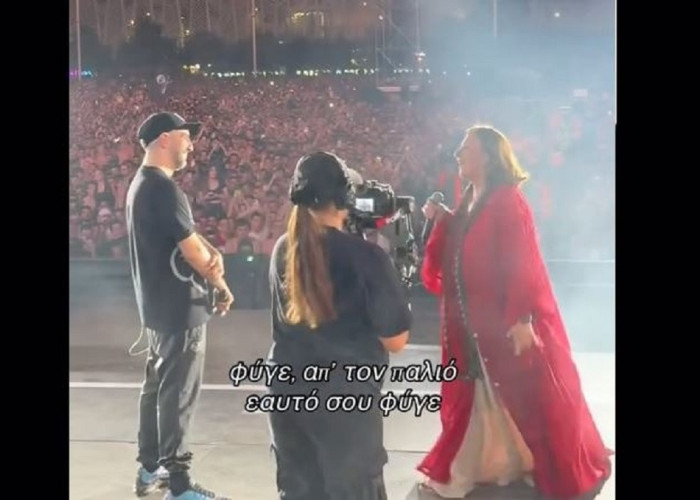 ΛΕΞ: Όταν η Χάρις Αλεξίου ανέβηκε στη σκηνή και τραγούδησαν το «Φύγε» με τον κόσμο να τους αποθεώνει