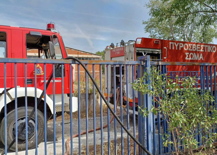 Στην περιοχή της Καλλιθέας εκδηλώθηκαν ταυτόχρονα τρεις εστίες πυρκαγιάς