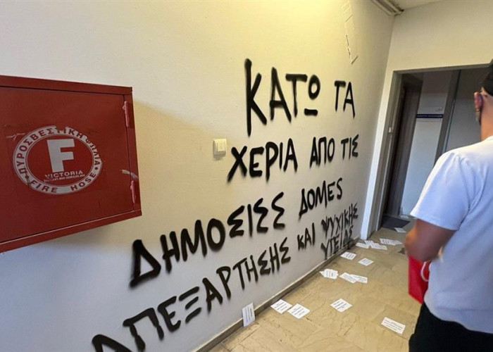 Ρουβίκωνας: Επίθεση με μπογιές και τρικάκια στο γραφείο του Δημήτρη Βαρτζόπουλου