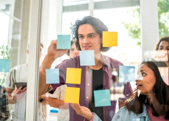 Η εργασιακή επανάσταση της Gen Z: Εγκαταλείπει σπουδές και γραφεία – Τα απροσδόκητα επαγγέλματα που επιλέγει